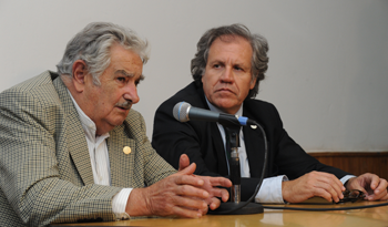 Presidente Mujica y canciller Almagro en conferencia de prensa en Melilla