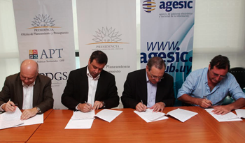 Autoridades en la firma de convenio entre OPP y Congreso de Intendentes