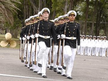 Militares desfilando Militares desfilando