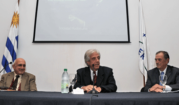 El presidente, Tabaré Vázquez, en la apertura del congreso rodoniano, junto al rector Roberto Markarian y a Hugo Manini Ríos