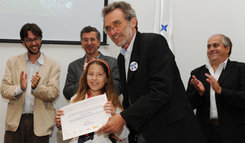 Autoridades entregan premios a niños y niñas investigadores Autoridades entregan premios a niños y niñas investigadores