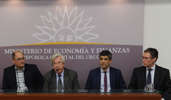 Representante de la Asociación de Feriantes, Danilo Astori, Jorge Polgar y Martín Vallcorba