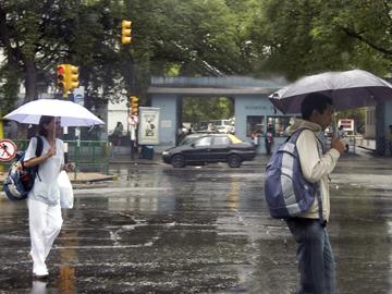 Personas caminando en día de lluvia