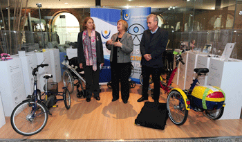 Autoridades de Turismo en la entrega de equipamiento