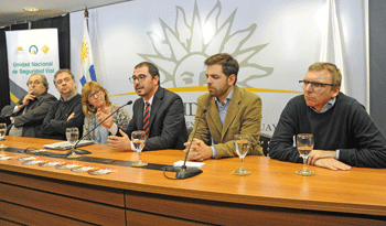 Juan Andrés Roballo y autoridades en presentación del spot publicitario “Este 24 no te des vuelta”