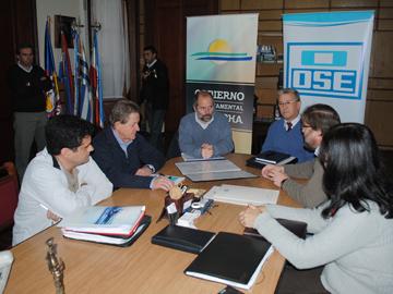Autoridades de OSE e Intendencia de Rocha firman convenio