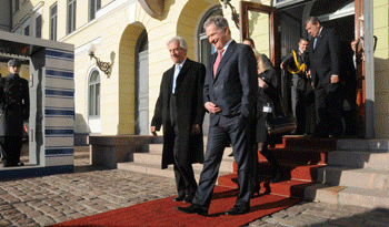 Los presidentes Tabaré Vázquez y Sauli Niinistö salen de la reunión