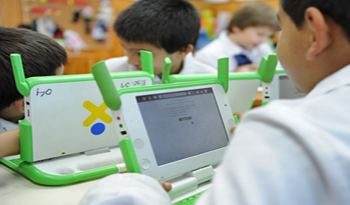 Niño con laptop del Plan Ceibal