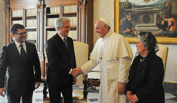 Presidente Vázquez y familia junto al Papa Francisco