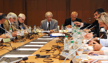 Vázquez, flanqueado por Ernesto Agazzi, en función de la vicepresidencia, Rodolfo Nin Novoa, Eduardo Bonomi, Miguel Toma y Juan Andrés Roballo