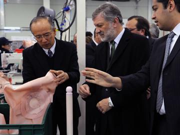 Ministro Kreimerman junto al presidente de Takata para América del Sur, Shigeru Otake