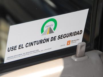 Adhesivo pegado en la venta de un auto