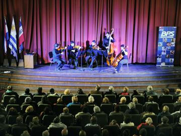 Escenario con orquesta actuando