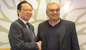 Embajador de China en Uruguay, Yan Banghua, y el ministro interino de Ganadería, Agricultura y Pesca, Enzo Benech