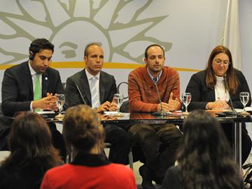 Autoridades en conferencia de prensa del Foro Regional “Agenda de Desarrollo e Inversión Social en Juventud”