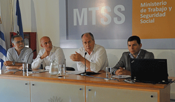 Equipo de Inefop junto al ministro Ernesto Murro.
