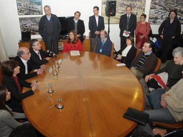 Autoridades firmando convenio
