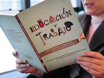 Mujer leyendo el libro