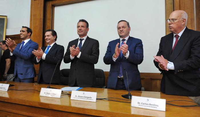 Autoridades del Ministerio de Salud Pública junto a Álvaro Delgado y Rodrigo Ferrés