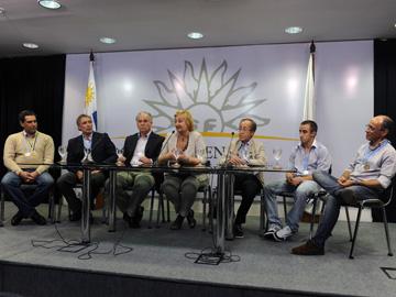 Ministros Liliam Kechichián y Jorge Venegas con deportistas trasplantados uruguayos