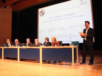 Mesa de delegación uruguaya en Suecia
