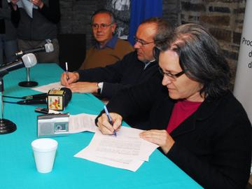 Autoridades firmando
