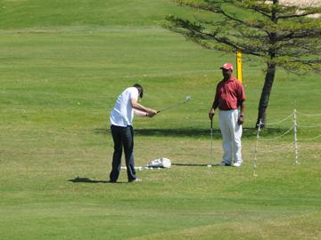 Personas jugando al golf