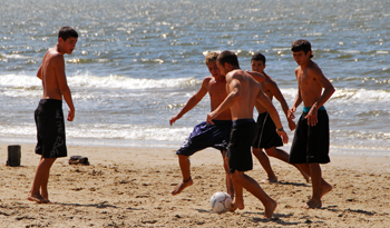 Jóvenes en la playa