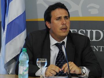 subsecretario Cánepa en conferencia de prensa