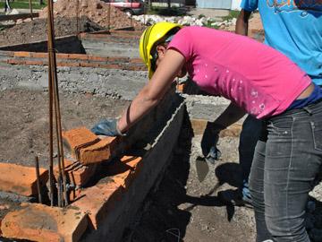 Trabajador construyendo su casa