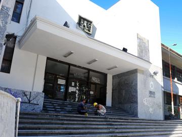 Obreros trabajando en la fachada del Liceo Zorrilla