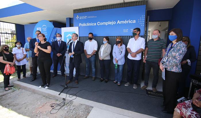 Autoridades y vecinos en policlínica del Complejo América, Montevideo