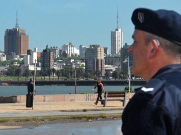 Policía vigilando en la rambla