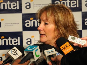 Presidenta de ANTEL, Carolina Casse realizando declaraciones a la prensa