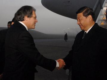 Canciller Almagro saludando al Vicepresidente XI Jinping