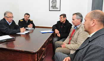 El ministro de Defensa Nacional, Jorge Menéndez, comparte con delegados de organizaciones de la sociedad civil