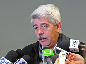 Ministro Brenta en diálogo con los medios