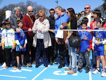 Vecinos, competidores y autoridades del deporte reinauguraron la pista de atletismo