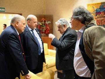 Mujica, Almagro, Insulza y el secretario general iberoamericano, Enrique Iglesias