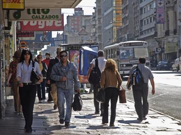 Gente caminando en la ciudad
