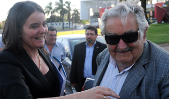 Titular del directorio de ASSE, Beatriz Silva, y el Presidente José Mujica, en el antiguo Edificio Libertad