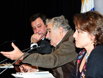 Intendenta Patricia Ayala, Presidente José Mujica y director de la OPP, Gabriel Frugoni
