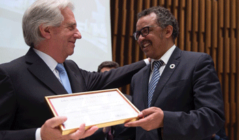 Tabaré Vázquez recibe premio de manos del director de la OMS, Tedros Adhanom Ghebreyesus