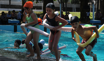 Niños jugando en piscina de plaza de deportes en Montevideo