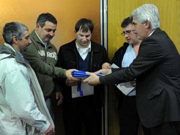 Ministro Brenta entrega certificaciones