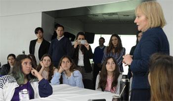 Ministra Carolina Cosse, junto a adolescentes