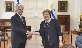 Presidente Tabaré Vázquez junto a Presidenta de Chile, Michelle Bachelet, en el Palacio de la Moneda, en la ciudad de Santiago.
