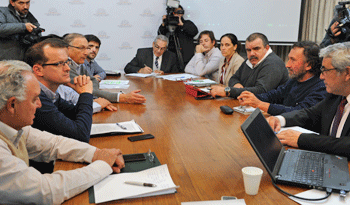 Autoridades de gobierno con representantes de gremios rurales Autoridades de gobierno con representantes de gremios rurales