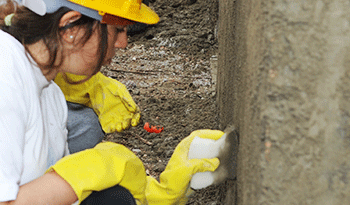 Mujeres trabajan en obra de Mevir