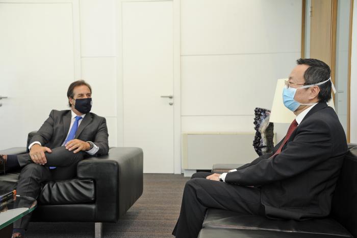 Reunión de Lacalle Pou y embajador chino, Wang Gang en Torre Ejecutiva Reunión de Lacalle Pou y embajador chino, Wang Gang en Torre Ejecutiva